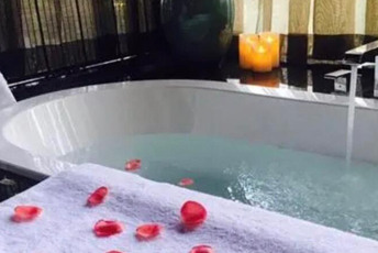 天津和平水疗池中的失重冥想：当身体学会漂浮